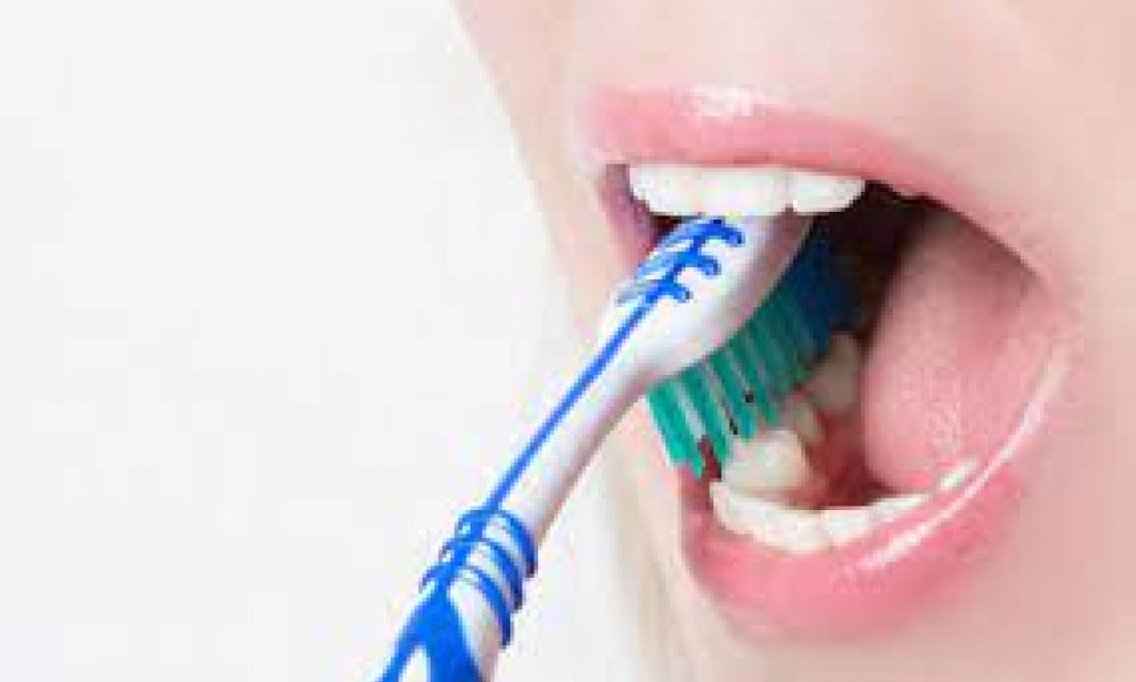 HOW TO  MAINTAIN STRONG AND HEALTHY TEETH AND GUMS