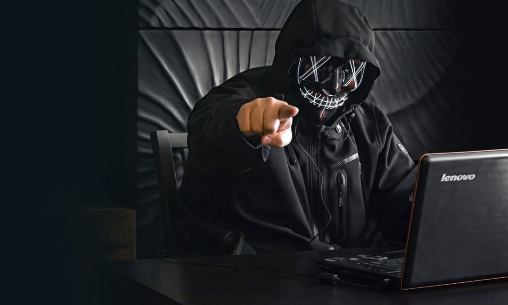 HOW TO IDENTIFY A ONLINE SCAMMER