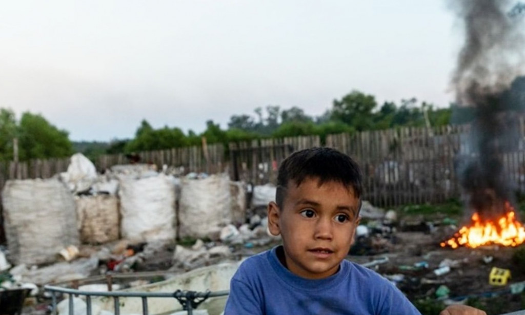Argentina poor families feed on landfills