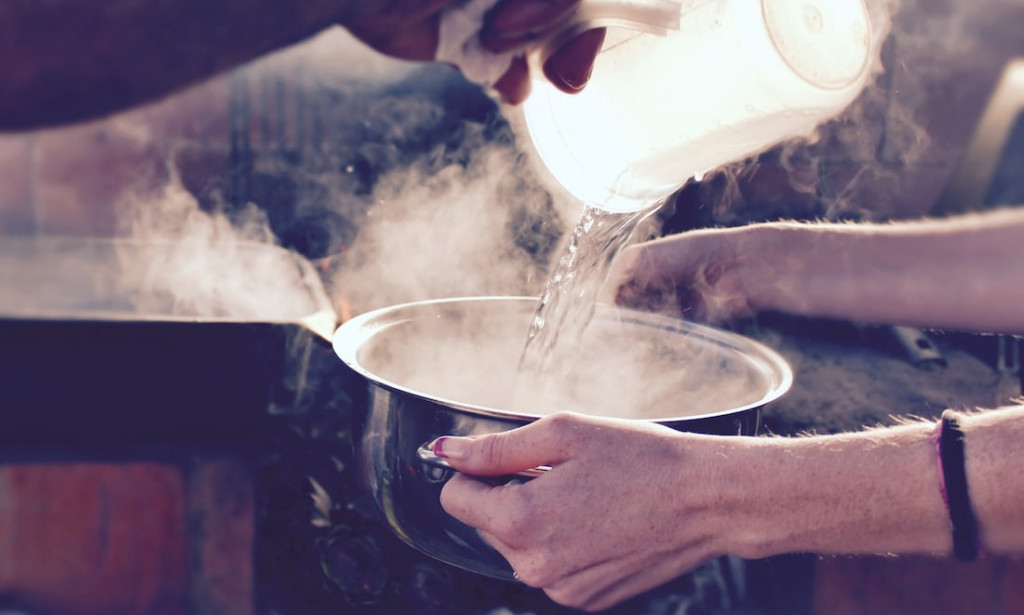 IMPORTANT OF DRINKING HOT WATER