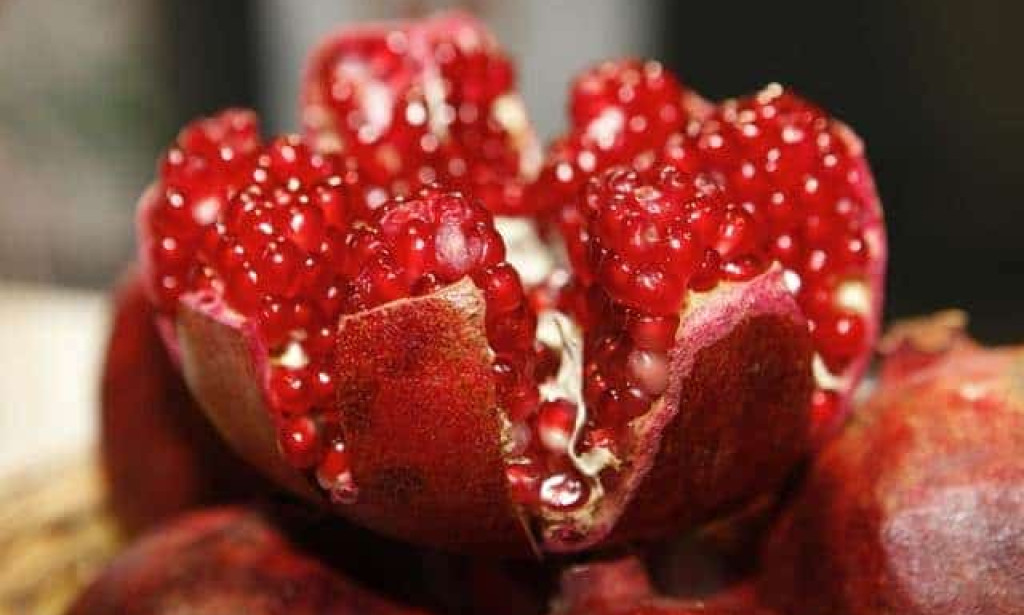 Some of the nutrients and medicinal properties of pomegranate or bedana