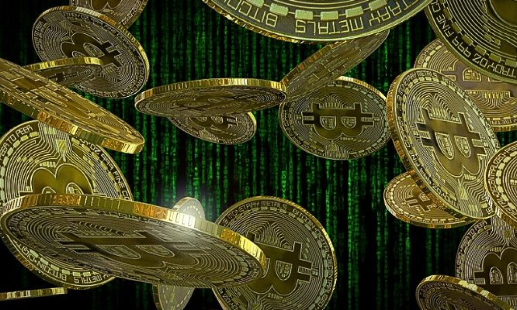 Bitcoin dips below $83,400 level following tariff tension creeping back on the crypto space; Ethereum and Solana also fall.