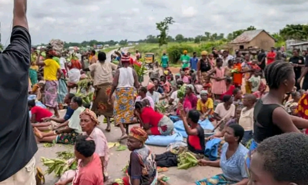 IDPs Block Benue-Nassarawa Highway, Demand Return To Ancestral Homes.
