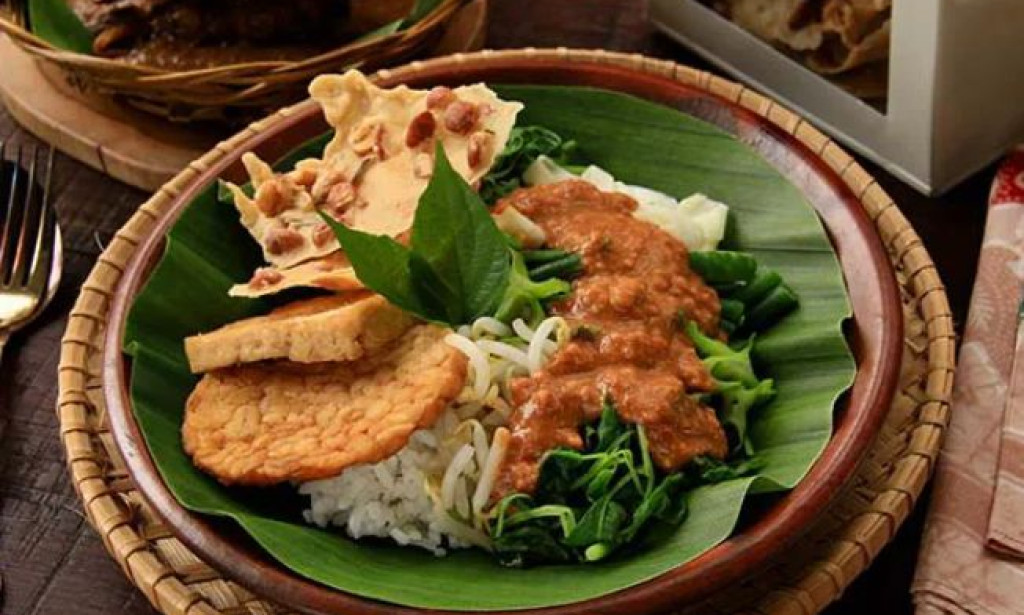 “Madiun’s Veggie-Packed Pecel Rice: A Traditional Dish with a Healthy Twist”
