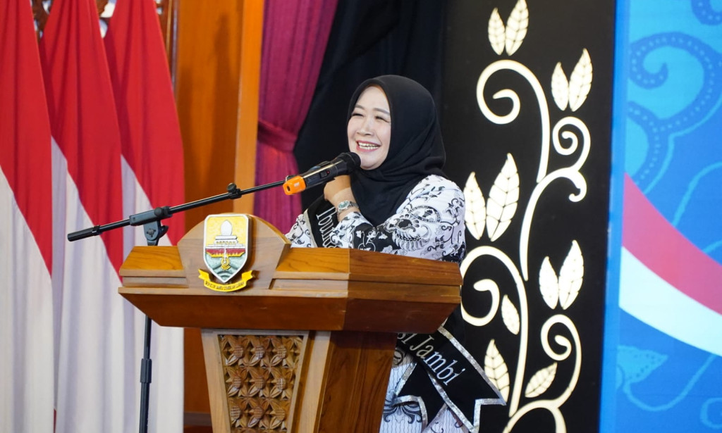 Hj. Hesti Haris Officially Inaugurated as Mother of Teachers for Jambi Province