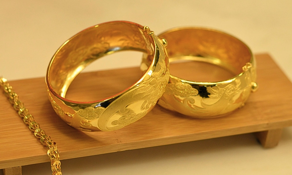 Gold Prices Soar to Record Highs as U.S. Shutdown Fears and Rate Cut Bets Drive Momentum